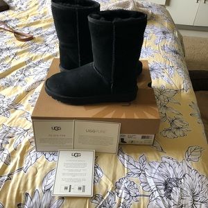Black Ugg Classic Short